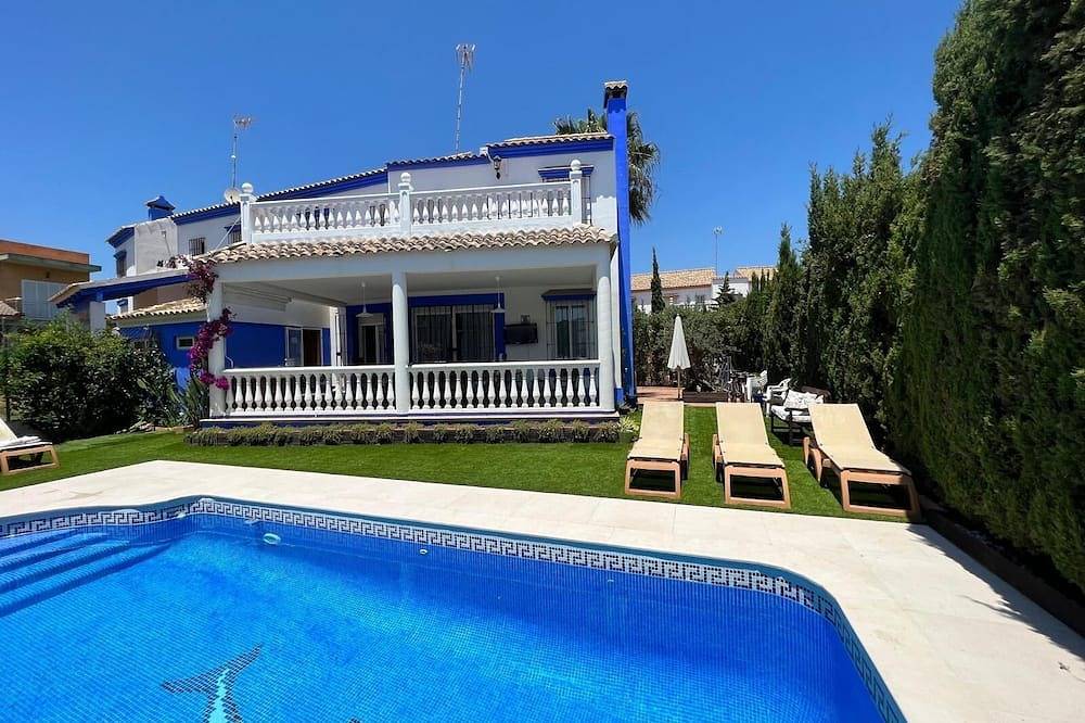 Villa with private swimming pool, parking and Bbq area 100 meters from the beach in Isla Canela, Ayamonte
