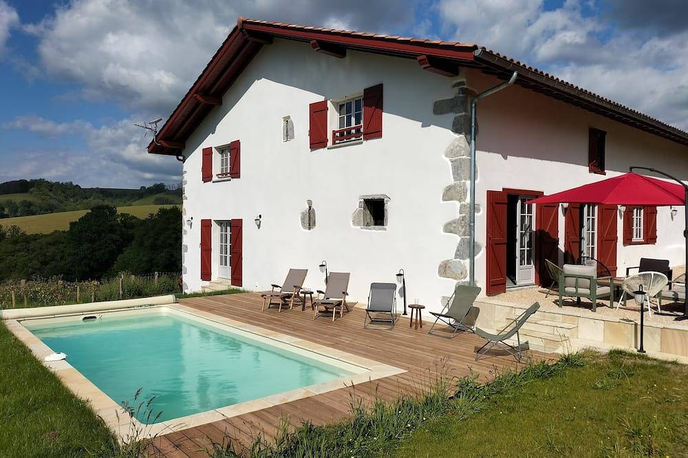 Charming house with swimming pool in the Basque Country in Souraïde, Bayonne region