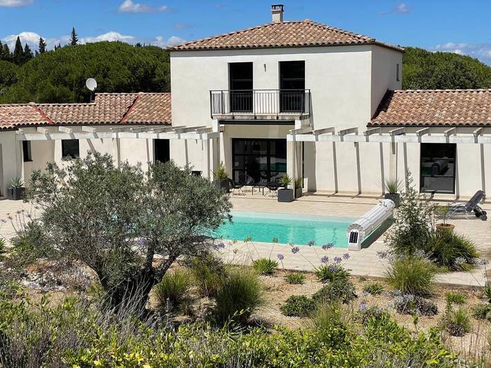 Villa pour 8 personnes, avec Balcon et Terrasse ainsi que Jardin et Piscine