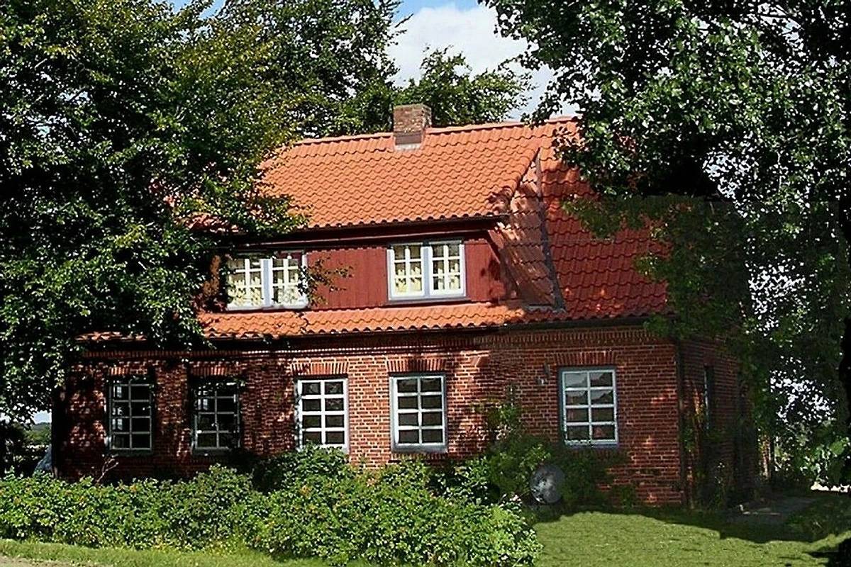 Landhaus Gintoft: Altes Melkerhaus mit Blick über die Ostsee bis nach Dänemark in Alleinlage mit großem Garten in Steinbergkirche, Schleswig-Flensburg