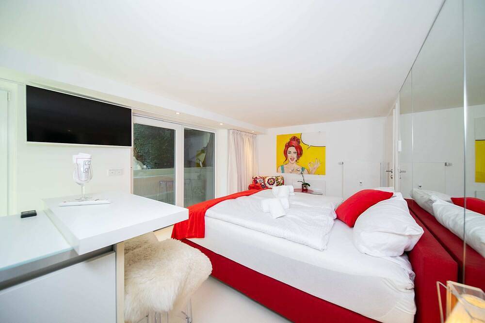 Entire apartment, Hideaway - Apartment with garden by Favorite Stays in Neuss, Düsseldorf region