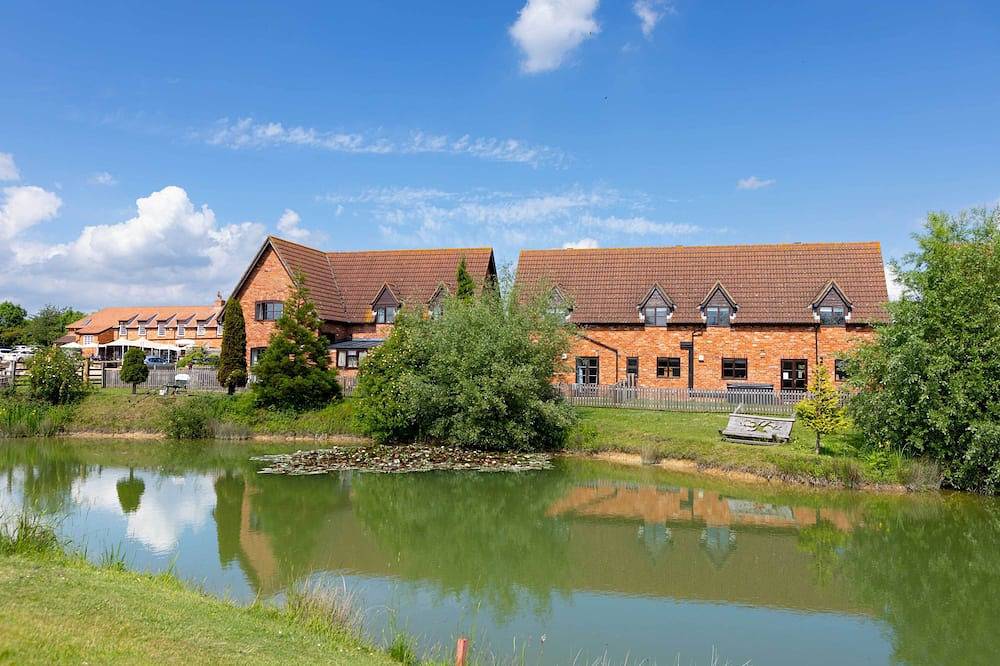 Pet friendly lakeside cottage with private hot tub, onsite golf course & cafe in Bedford