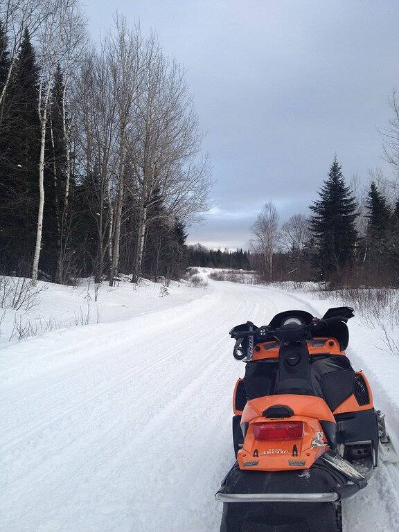 Log cabin for 8 people, with terrace and yard, with pets in Moosehead Lake