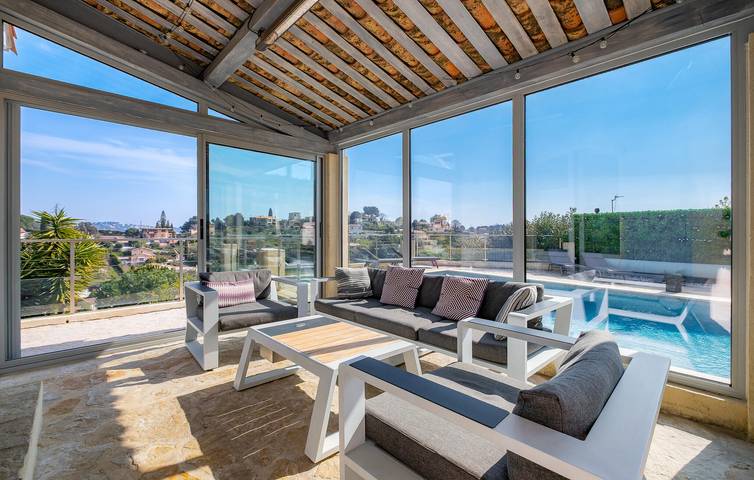 Location de vacances pour 8 personnes, avec terrasse ainsi que jardin et piscine à Saint-Laurent-du-Var - 2