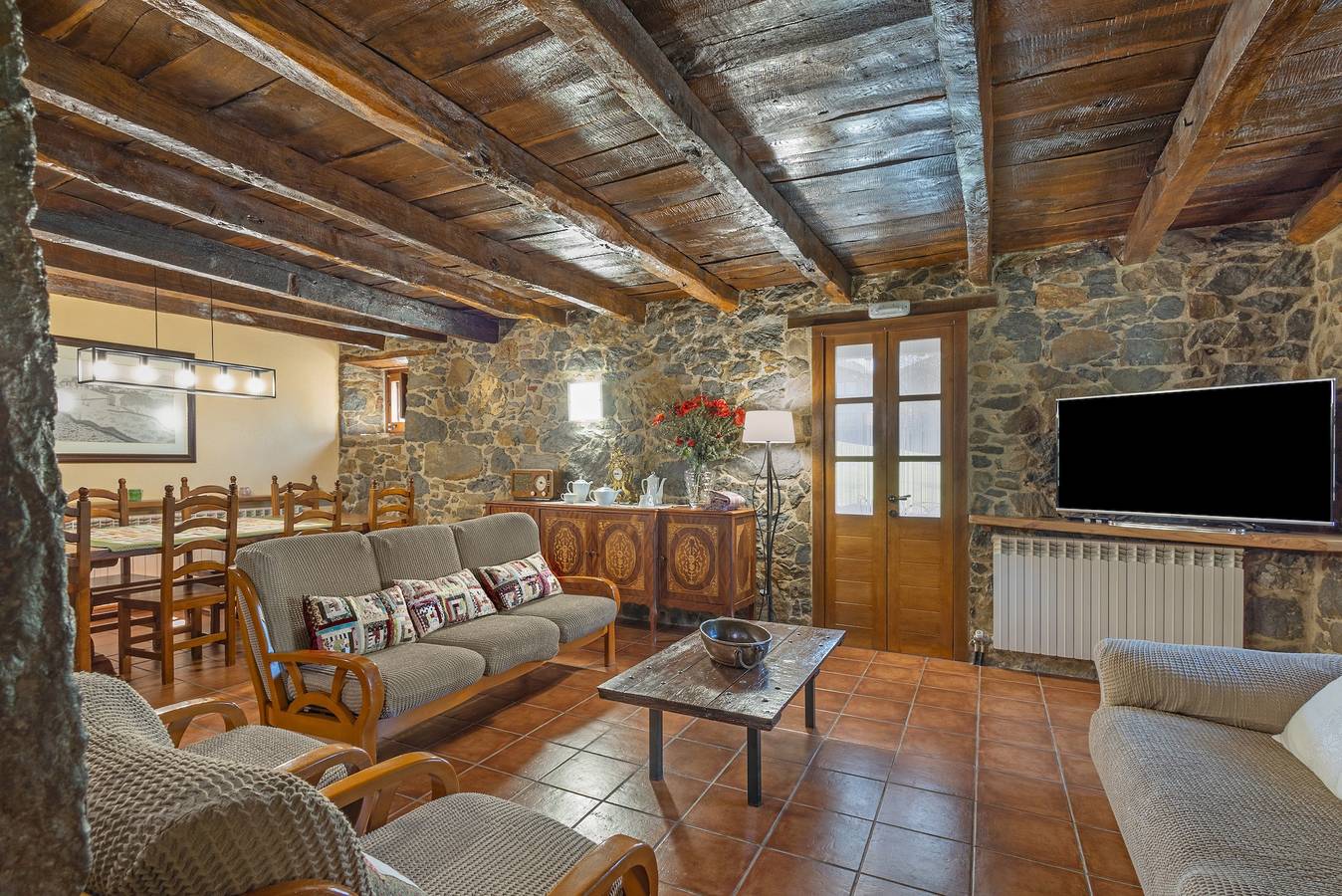 Maison de campagne "Cisquet" avec vue sur les montagnes, piscine partagée et Wi-Fi in Santa Maria de Besora, Pyrénées catalanes