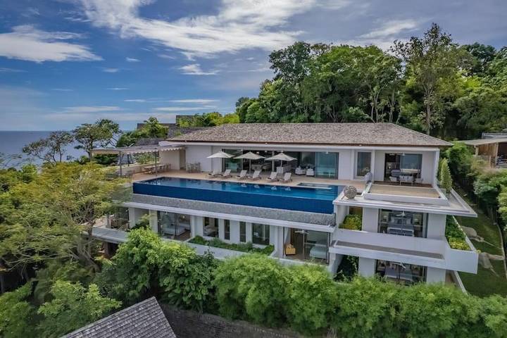 Villa för 18 Personer, med bubbelpool samt pool och barnpool och trädgård i Kamala