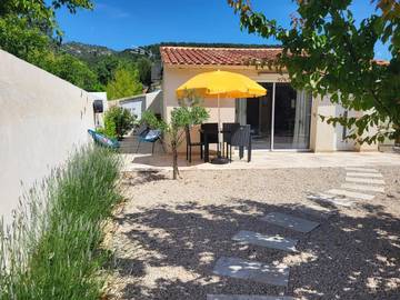 Gîte pour 2 personnes, avec jardin à Cuges-les-Pins