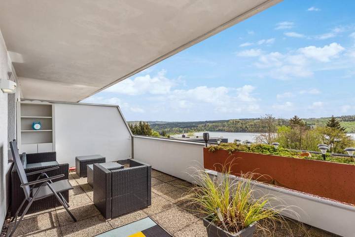 Ferienwohnung für 5 Personen, mit Balkon und Garten sowie Pool und Seeblick