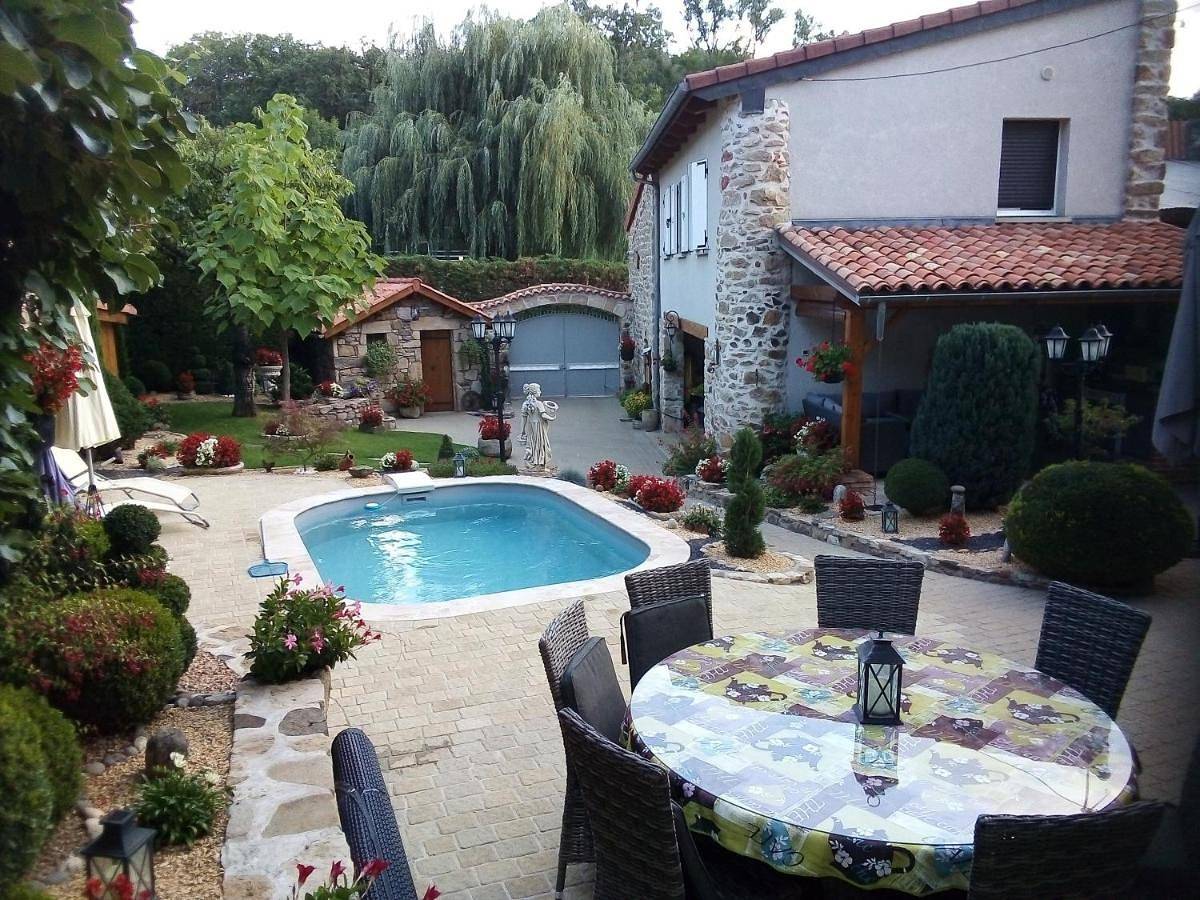 Le clos fleuri in Saint-Gervazy, Région de Besse-et-Saint-Anastaise