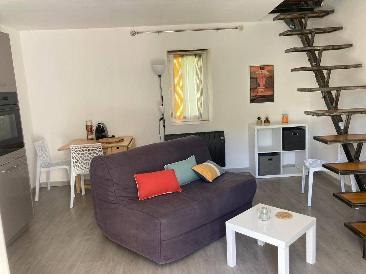 Appartement entier, Maison Kyprea: charmant appartement /duplex , spacieux, tout confort avec terrasse extérieure privée, parking privatif , vue pittoresque sur la citadelle de Corté et les montagnes. in Corte, Parc naturel régional de Corse