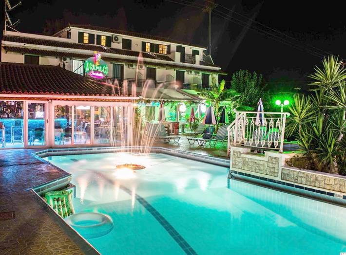 Appart’hôtel pour 4 personnes, avec piscine ainsi que jardin et jacuzzi