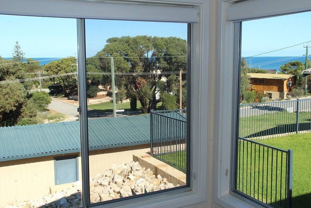The Beach Shack - Ocean Views, Close To The Beach in Guilderton, Western Australia