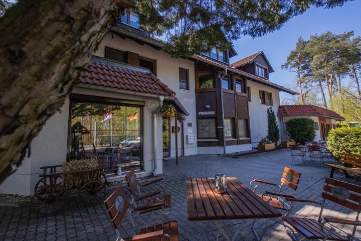 Hotel, mit Terrasse und Sauna in Kolkwitz