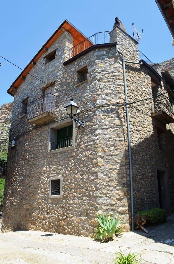Casa rural para 13 personas, con vistas además de terraza y vistas al lago, Se admiten mascotas en Pallars Jussà