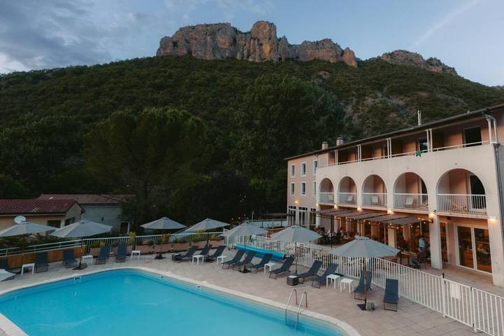 Hôtel pour 2 personnes, avec Terrasse et Jardin ainsi que Piscine et Vue dans Thermes de Digne les Bains - 2
