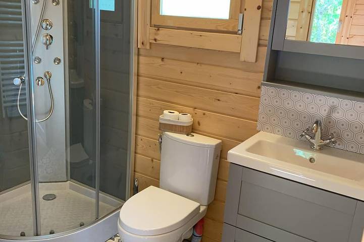 Gîte pour 4 personnes, avec terrasse ainsi que jardin et piscine dans Sajas - 3