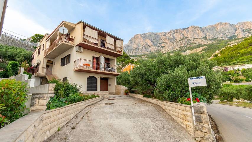 Ferienwohnung für 8 Personen, mit Terrasse, mit Haustier in Krvavica