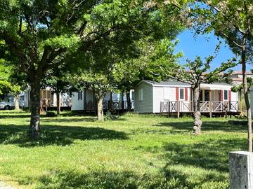 Mobil home pour 4 personnes, avec terrasse et piscine à Saint-Germain