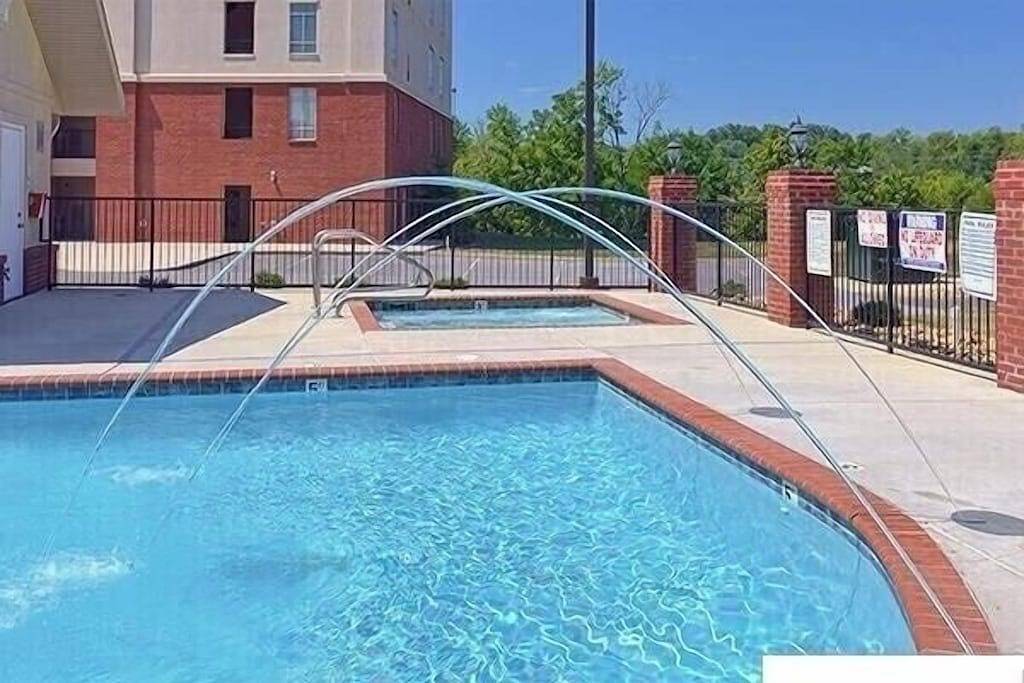 Ganze Wohnung, Luxury Riverfront spacious Condo in Perfect Location near Tanger Outlets in Sevierville, Sevier County