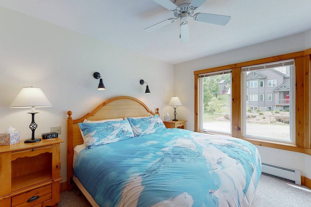 Ganze Wohnung, Inviting ski-in/ski-out condo - free Wifi, gas fireplace & free ski shuttle in Jay Peak