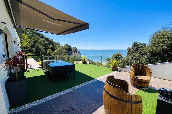 Location de vacances pour 10 personnes, avec jardin et piscine ainsi que vue et sauna dans Plage des Nonnes - 3