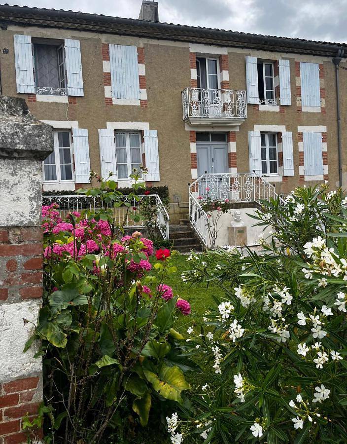 Location de vacances pour 2 personnes, avec Balcon et Terrasse ainsi que Jardin et Vue à Castillon-Debats