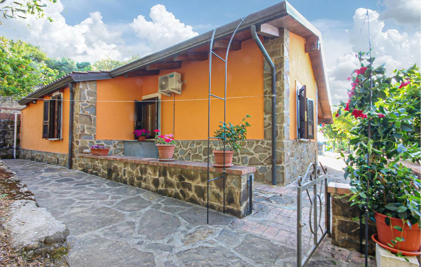 Accogliente appartamento con AC, parcheggio, giardino a Alano 2km dal centro città in Perdifumo, Cilento Coast