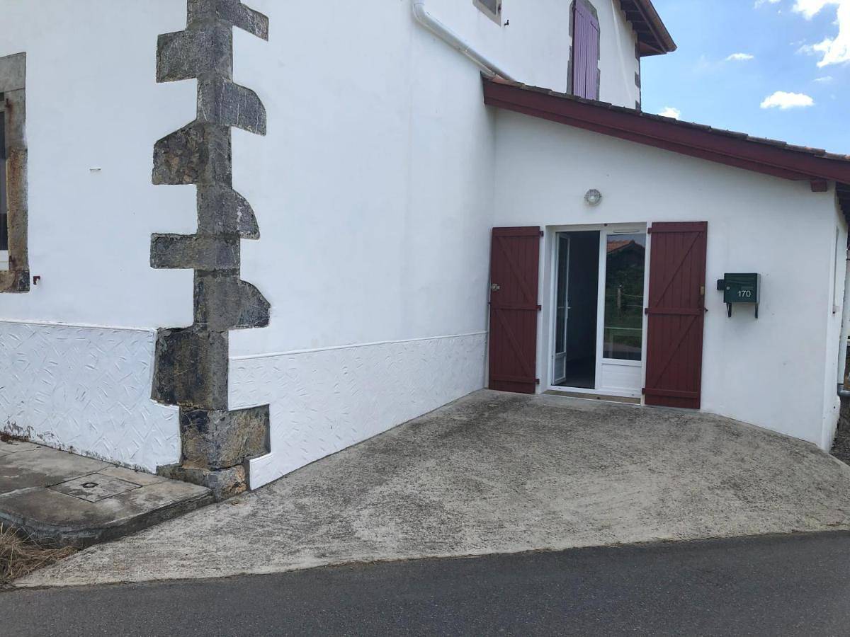 Appartement entier, One-Bedroom Apartment in Ayherre, Région de Bayonne