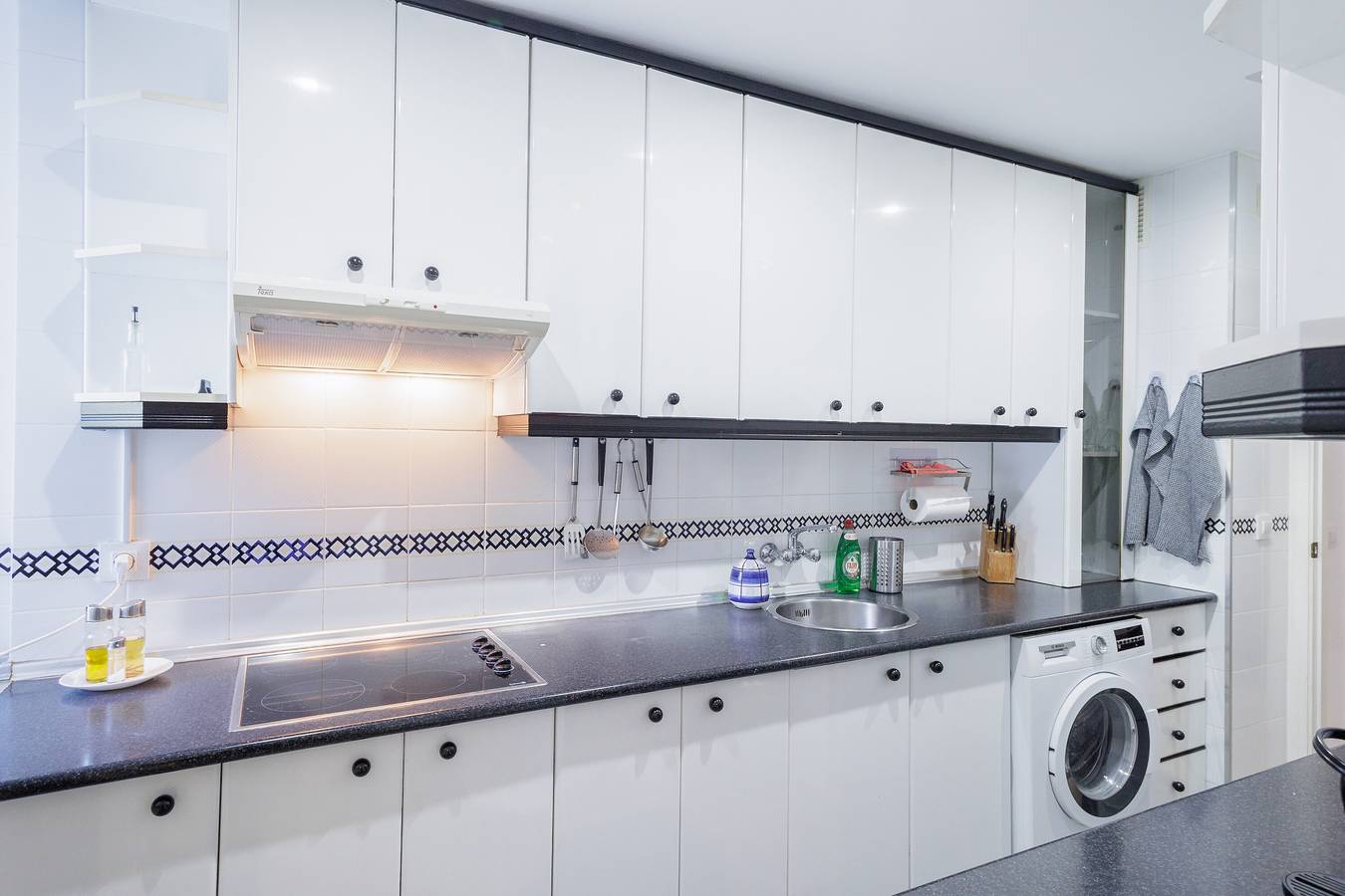 Entire apartment, 'Airport Palacio Congresos' Apartment with Wi-Fi and Air Conditioning in Central Seville, Sevilla