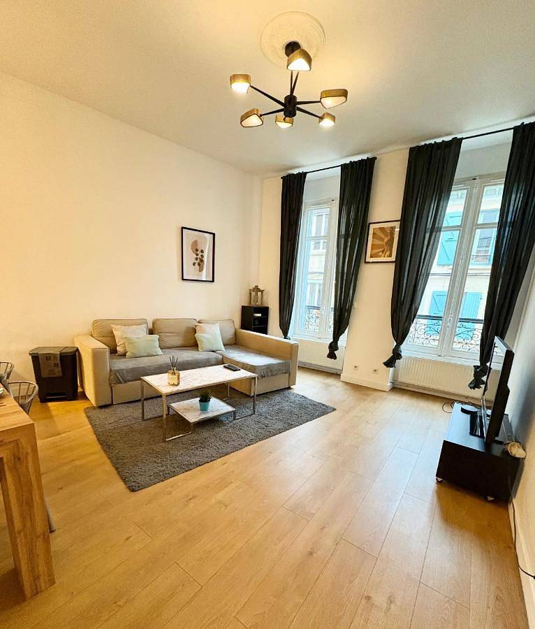 Appartement entier, Two-Bedroom Apartment in Bourgoin-Jallieu, Région de La Tour-du-Pin