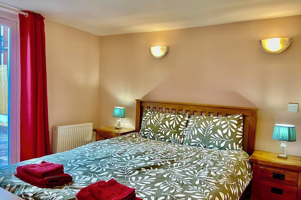 Entire apartment, Immaculate hi-spec apartment, sleeps 6. Free wifi, secure garden, free parking. in Stafford, Staffordshire