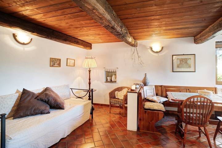 Appartamento intero, Appartamento Antico Granaio con vista sulle montagne, piscina in comune, giardino e Wi-Fi in Vessalico, Alpi Liguri