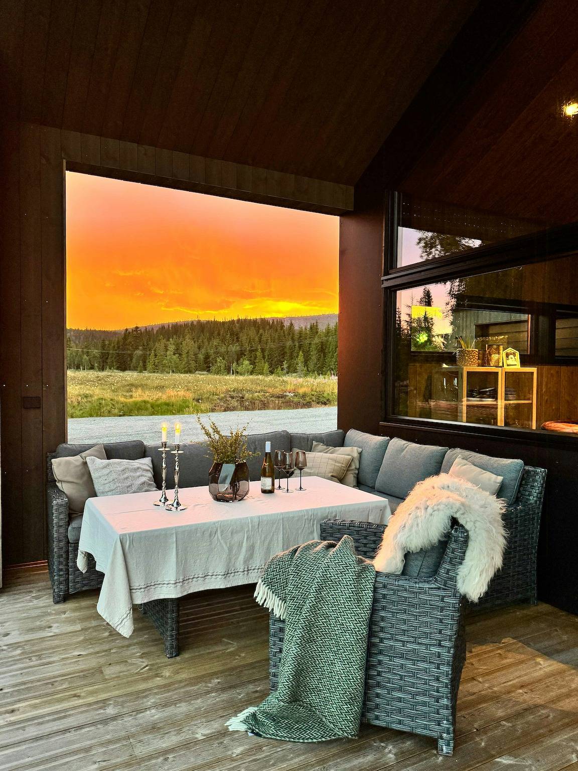 Cabane moderne au bord de la mer à Kvelia in Lierne (Norvège)