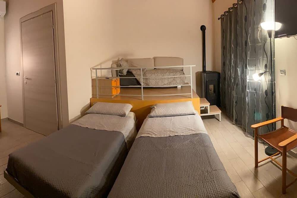 Country house 5 minutes from downtown with garden and private parking space in Sulmona, Majella National Park
