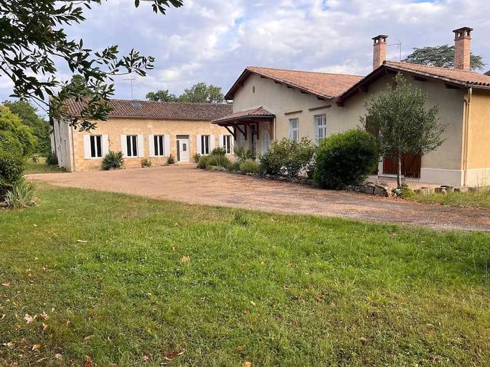 Location de vacances pour 6 personnes, avec Terrasse ainsi que Jardin et Piscine à Lamothe-Montravel