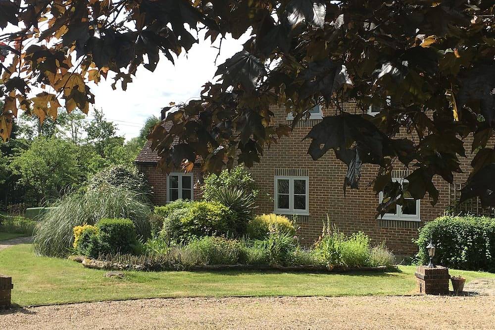 Apartamento entero, Anexo autocontenido dentro de 7 acres para 2 o 3 personas; largo o corto plazo in Warnham, Sussex Occidental