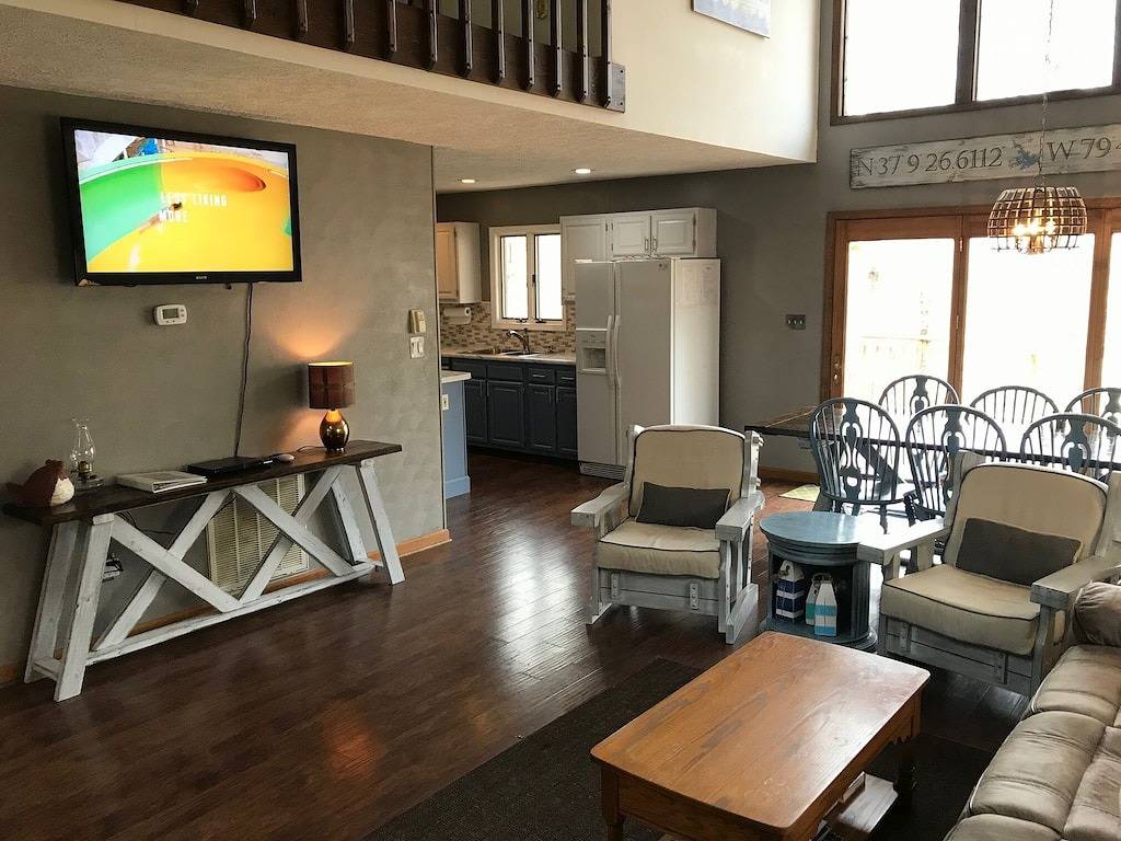 2. 5 Hektar Wald in einer ruhigen, tiefen Wasserbucht - schaffen Sie großartige Urlaubserinnerungen in Smith Mountain Lake