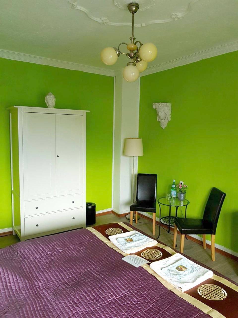 Deluxe Double Room with Shared Bathroom in Kalk (Keulen), Keulen