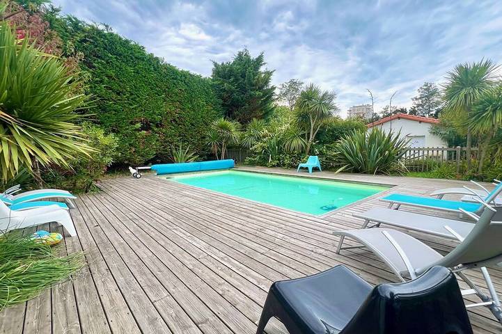 Location de vacances pour 4 personnes, avec jardin ainsi que terrasse et piscine aux Les Sables-d'Olonne