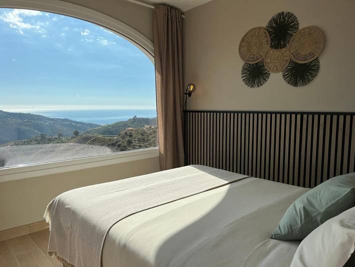 Alojamiento y desayuno para 2 personas, con Balcón y Terraza además de Jardín y Piscina en Arenas