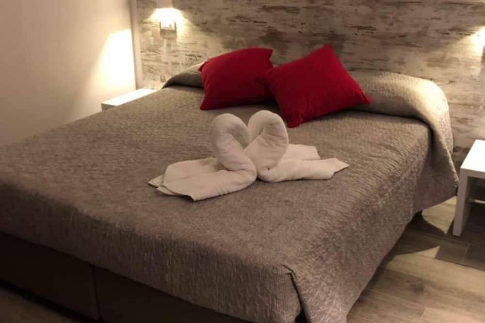 Charming 4-bedroom estate in enchanting Albaré Stazione with Ac, Wifi in Costermano, Gardasee-Berge