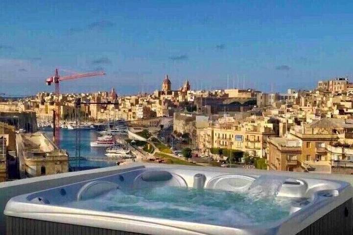 B&b for 2 people, with hot tub and terrace in Malta