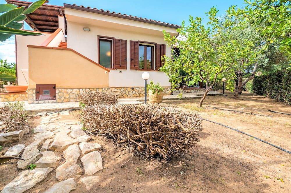 Villecefalu. Veranda beach house  in Piana Calzata, Provincia de Palermo