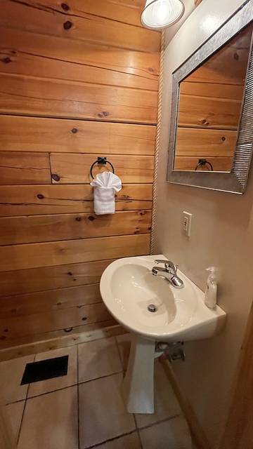 Log Cabin for 4 People in Pigeon Forge, Sevier County, Photo 4