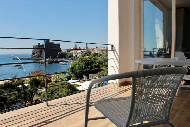 Appartamento per 2 persone, con terrazza e giardino nonché panorama a Aci Castello (Borgo)