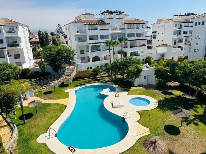 Apartamento para 6 personas, con piscina además de jardín y vistas, Se admiten mascotas en San Luis de Sabinillas