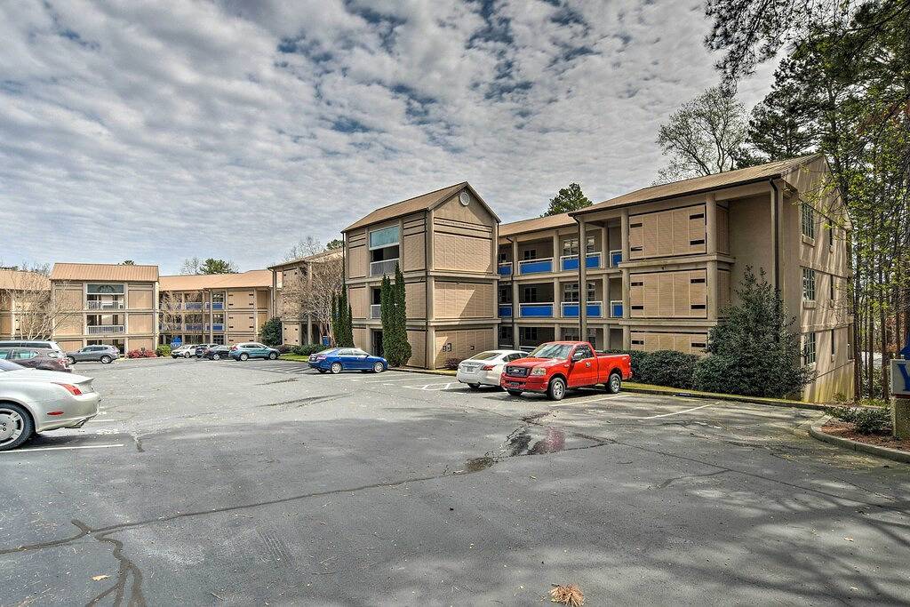 Ganze Wohnung, Neu-Lake Keowee Resort Condo mit Blick auf den See und Pools in Lake Keowee