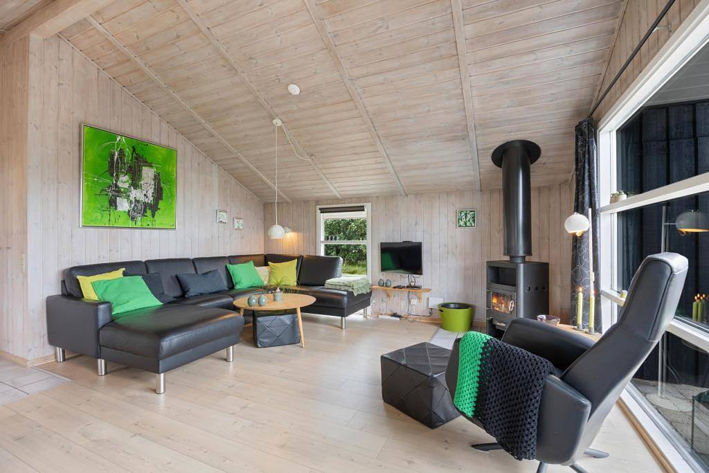 Well-maintained holiday home with sauna and enclosed terrace in Bjerregård, Holmsland Klit