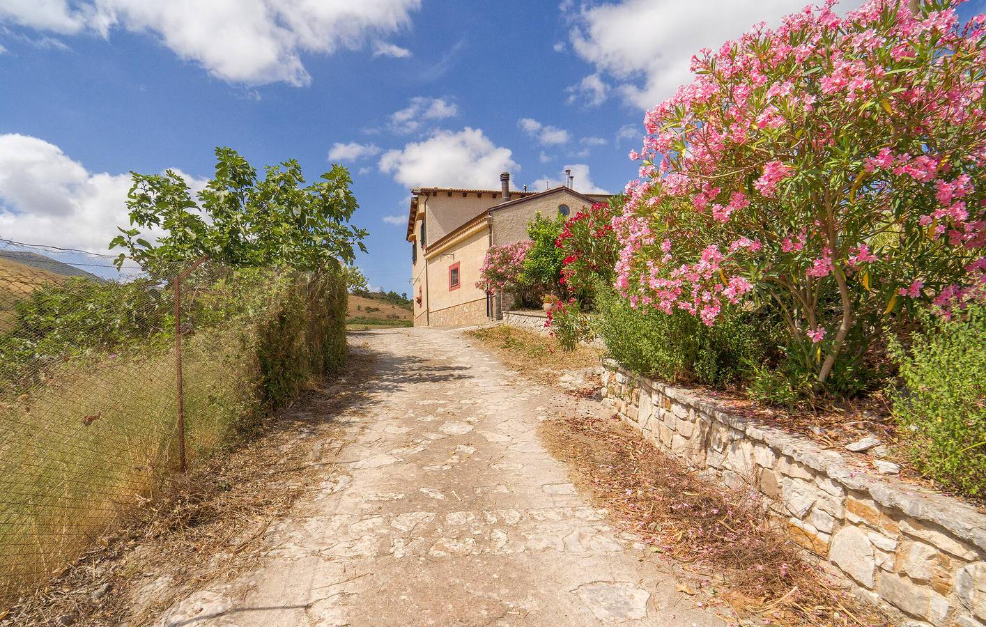 Modernes Apartment mit Terrasse, Parkplatz & WiFi in Palazzo Adriano in Palazzo Adriano, Palermo Provinz