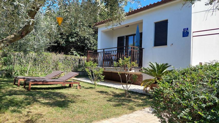 Beach house for 2 people, with terrace in Croatia